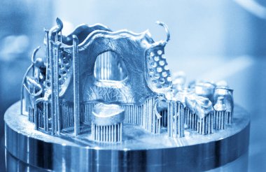 Metal 3d yazıcıya yakın çekimde yazdırılan nesne