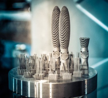 Metal 3D yazıcıya yakın plan basılmış. Nesne lazer sindirim makinesine basılmış. Metal tozundan modern 3D yazıcı baskısı. Kavramsal katkı maddesi DMLS, SLM, SLS 3D yazdırma teknolojisi