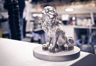 Metal 3D yazıcıya yakın plan basılmış. Nesne lazer sindirim makinesine basılmış. Metal tozundan modern 3D yazıcı. Kavramsal katkı maddesi DMLS, SLM, SLS