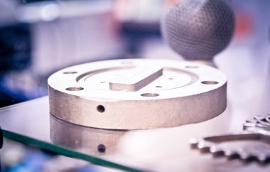 Metal tozundan metal 3D yazıcıya basılmış nesne. Lazer sintilasyon makinesine basılmış nesne. Metal tozundan modern 3D yazıcı baskısı. İlerici katkı maddesi DMLS, SLM, SLS 3D yazdırma teknolojisi