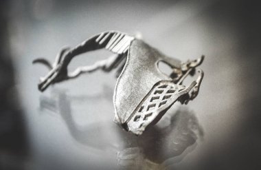 Metal 3D yazıcıya yakın plan basılmış. Nesne lazer sindirim makinesine basılmış. Metal tozundan modern 3D yazıcı. Kavramsal katkı maddesi DMLS, SLM, SLS