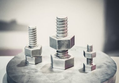 Metal tozundan metal 3D yazıcıya basılmış nesne. Lazer sintilasyon makinesine basılmış nesne. Metal tozundan modern 3D yazıcı baskısı. İlerici katkı maddesi DMLS, SLM, SLS 3D yazdırma teknolojisi