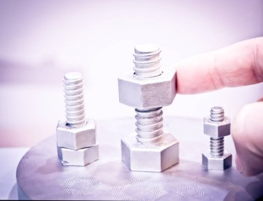 İnsan, metal 3D yazıcıya basılmış nesnenin detaylarını değiştiriyor. Nesne lazer sindirim makinesine basılmış. Metal tozundan modern 3D yazıcı baskısı. İlerici katkı DMLS, SLM, SLS 3D yazdırma