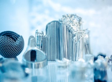 Metal tozundan metal 3D yazıcıya basılmış nesne. Lazer sintilasyon makinesine basılmış nesne. Metal tozundan modern 3D yazıcı baskısı. İlerici katkı maddesi DMLS, SLM, SLS 3D yazdırma teknolojisi