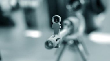 Masadaki makroda makineli tüfek var..