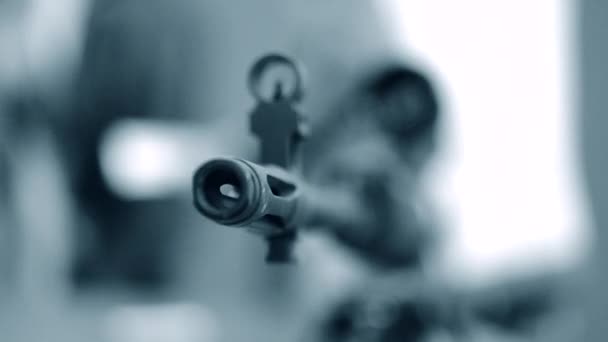 Pistola submacchina sul tavolo macro close-up. — Video Stock