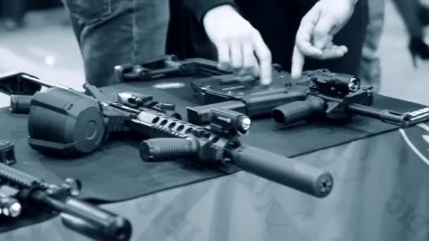 Varias armas de gran calibre sobre la mesa — Vídeo de stock