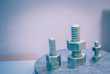 Metal tozundan metal 3D yazıcıya basılmış nesne. Lazer sintilasyon makinesine basılmış nesne. Metal tozundan modern 3D yazıcı baskısı. İlerici katkı maddesi DMLS, SLM, SLS 3D yazdırma teknolojisi