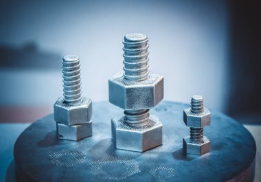 Metal tozundan metal 3D yazıcıya basılmış nesne. Lazer sintilasyon makinesine basılmış nesne. Metal tozundan modern 3D yazıcı baskısı. İlerici katkı maddesi DMLS, SLM, SLS 3D yazdırma teknolojisi