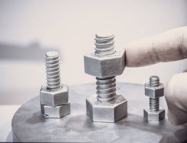 İnsan, metal 3D yazıcıya basılmış nesnenin detaylarını değiştiriyor. Nesne lazer sindirim makinesine basılmış. Metal tozundan modern 3D yazıcı baskısı. İlerici katkı DMLS, SLM, SLS 3D yazdırma