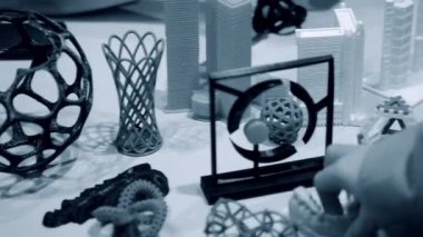 3D yazıcı tarafından basılan renkli nesneler. Birleşmiş depozito modelleme,