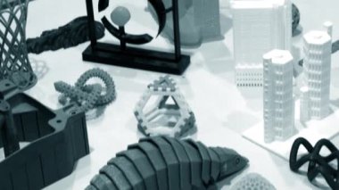 Birçok plastik figür 3D yazıcıda yaratıldı. Parlak renkli nesne.