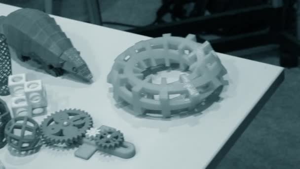 Objekty vytištěné 3D tiskárnou Světlý barevný objekt. — Stock video