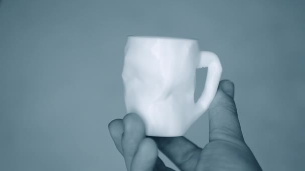 La persona sostiene sus manos y ve el objeto blanco creado en la impresora 3D. — Vídeo de stock