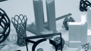 3D yazıcı tarafından basılan renkli nesneler. Birleşmiş depozito modelleme,