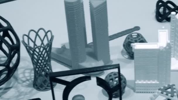 Färgglada föremål som trycks av 3D-skrivare. Modellering av smält nedfall, — Stockvideo