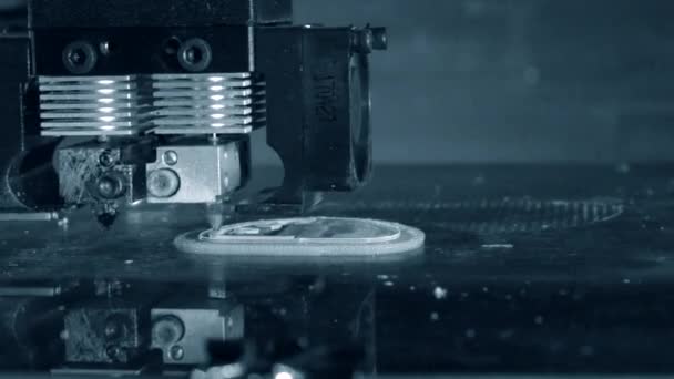 La impresora 3D automática bicolor bicolor realiza colores blanco y rojo plástico — Vídeos de Stock