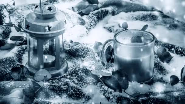 Slavnostní červená svíčka lucerna hrnek káva červený koberec se sněhově zelenými listy. — Stock video