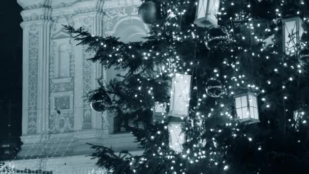 Kerstboom decoratie achtergrond met een gloeiende slinger. — Stockvideo