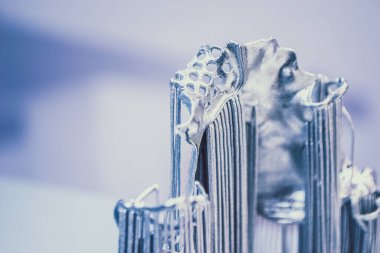 Metal 3D yazıcıya basılmış nesne. Lazer sinterleme makinesine basılmış diş kaplaması. Metal tozundan modern 3D yazıcı baskısı. Kavramsal katkı maddesi DMLS, SLM, SLS 3D yazdırma teknolojisi.