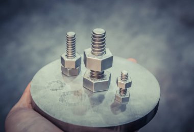 Adam metal 3D yazıcıya basılı nesne tutuyor. Nesne lazer sindirim makinesine basılmış. Metal tozundan modern 3D yazıcı baskısı. İlerici katkı maddesi DMLS, SLM, SLS 3D yazdırma teknolojisi