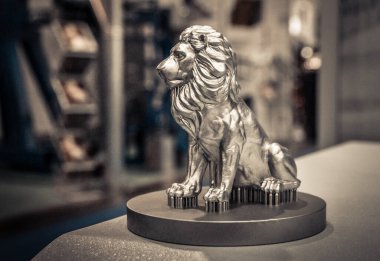 Metal 3D yazıcıya yakın plan basılmış. Nesne lazer sindirim makinesine basılmış. Metal tozundan modern 3D yazıcı. Kavramsal katkı maddesi DMLS, SLM, SLS