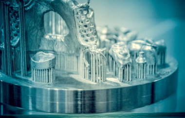 Metal 3D yazıcıya yakın plan basılmış. Nesne lazer sindirim makinesine basılmış. Metal tozundan modern 3D yazıcı baskısı. Kavramsal katkı maddesi DMLS, SLM, SLS 3D yazdırma teknolojisi