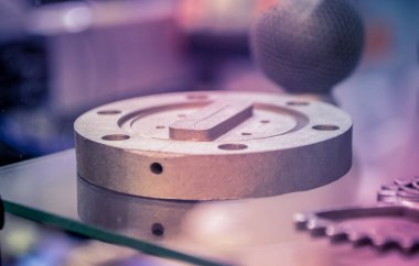 Metal tozundan metal 3D yazıcıya basılmış nesne. Lazer sintilasyon makinesine basılmış nesne. Metal tozundan modern 3D yazıcı baskısı. İlerici katkı maddesi DMLS, SLM, SLS 3D yazdırma teknolojisi