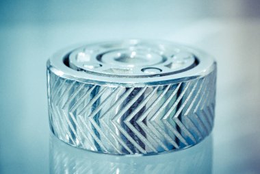Metal 3D yazıcıya yakın plan basılmış. Nesne lazer sindirim makinesine basılmış. Metal tozundan modern 3D yazıcı baskısı. Kavramsal katkı maddesi DMLS, SLM, SLS
