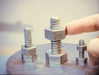 İnsan, metal 3D yazıcıya basılmış nesnenin detaylarını değiştiriyor. Nesne lazer sindirim makinesine basılmış. Metal tozundan modern 3D yazıcı baskısı. İlerici katkı DMLS, SLM, SLS 3D yazdırma