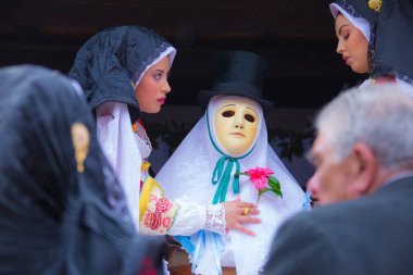 Sardunya 'daki at yarışının geleneksel maskesi. Yarışın lideri.