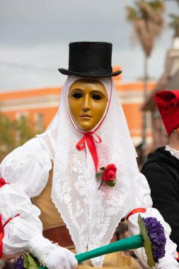 Sardunya 'daki at yarışının geleneksel maskesi. Yarışın lideri.