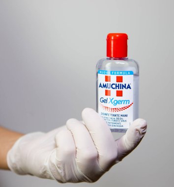 Dezenfektan amuchina ve beyaz eldiven