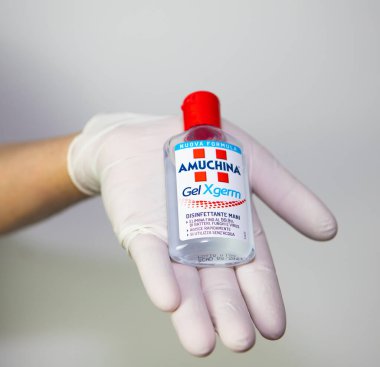 Dezenfektan amuchina ve beyaz eldiven