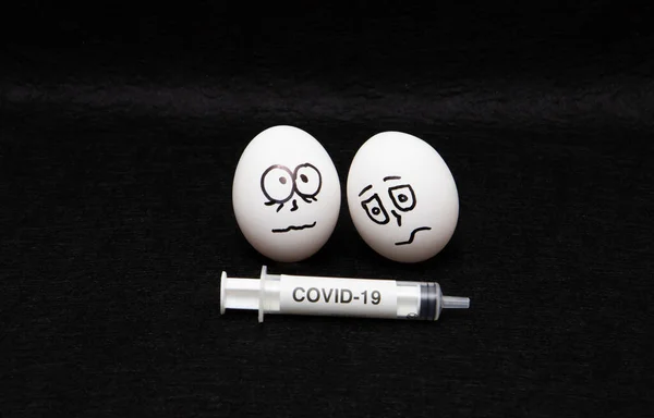 Covid Och Coronavirus Ägg Ritade Skrämda Ansikten Alkohol Spruta — Stockfoto