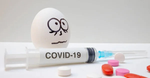 Ovos Covid Coronavírus Desenhados Rosto Assustado Seringa Álcool — Fotografia de Stock