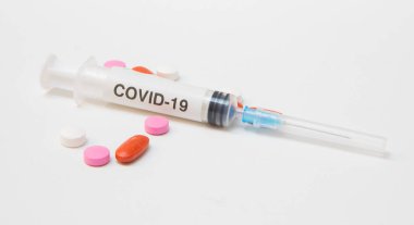 Şırınga ve tabletler renkli