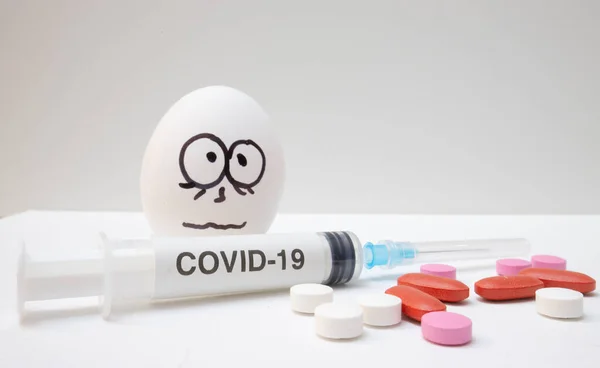 Ovos Desenhados Rosto Assustado Seringa Álcool Covid Coronavírus — Fotografia de Stock