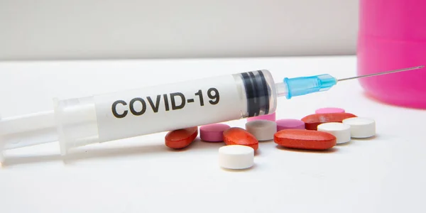 Seringa Comprimidos Proteção Antivírus Várias Cores Fundo Branco — Fotografia de Stock