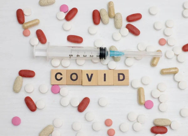 Syringe Inscription Covid Various Colored Tablets Next — Stock Photo, Image