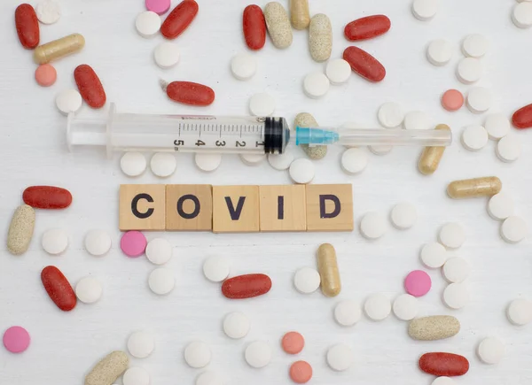 Syringe Inscription Covid Various Colored Tablets Next — Stock Photo, Image