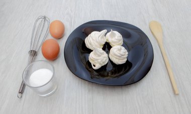 Siyah plaka ve beyaz arkaplan üzerindeki kremalar