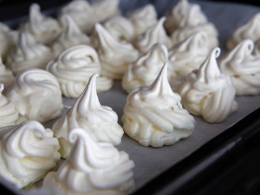 Fırında pişmiş kremalı pasta tepsisi.