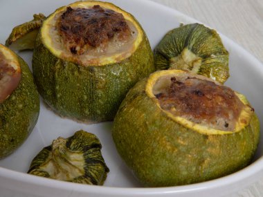 Doğranmış et, kiraz, domates ve peynirle doldurulmuş kabak.