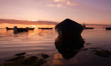 Santa Caterina, Sardunya 'nın güneybatısındaki gölette gün batımı. Santa Caterina göleti, Sardunya' nın batı kıyısında yer alan bir sulak alandır. Sardunya Bölgesi 'nin devlet malıdır ve idari olarak Sant' Antioco belediyesine aittir.