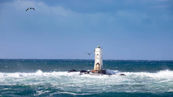 ミストラル ウィンド ストームの波に包まれたマンギアーシャ灯台は その名の通り岩の上に建てられ サンアンティオコ島の北西海岸からすぐの場所にあります — ストック写真