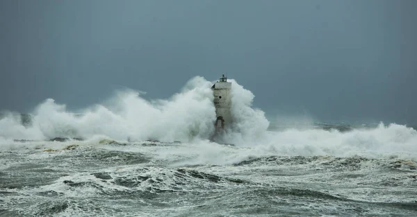 Latarnia Morska Mangiabarche Zawinięta Fale Mistralnej Burzy Wiatrowej Latarnia Morska — Zdjęcie stockowe