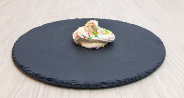 Yumurta ve şeker de dahil olmak üzere onları yaratmak için gerekli malzemelerle bezenmiş kremalar.