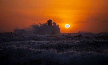 Mangiabarche 'ın deniz feneri mistral bir fırtınanın dalgalarıyla örtülü.