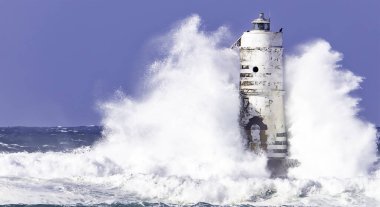 Mangiabarche 'ın deniz feneri mistral bir fırtınanın dalgalarıyla örtülü.